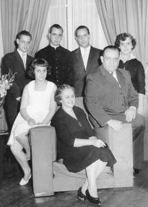 La familia Bergoglio vivió en la zona Flores en la capital argentina. Era una familia modesta y profundamente católica.