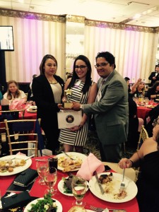 Alexandra Pina, gerente de proyectos de programación u Ely Soriano, productor de medios hispanos junto a Natasha después de recibir el premio 2015 Latino Stars.