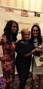 Audrey Puente, meterólogo y periodista con WNYW/ FOX 5 junto y Vicky Schneps, presidente de Schneps Communications entregando el premio del 2015 Latino Stars a Natasha Bisbal.